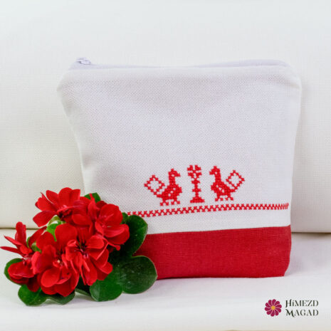 A Hubert vászon egy egyenletes szövésű, mondhatni kvadrátos alapanyag. Erős vastag, kemény tartású alapanyag, melynek szálai, szálközei jól számolhatóak. A Hubert vászon egy egyenletes szövésű, mondhatni kvadrátos alapanyag. Erős vastag, kemény tartású alapanyag, melynek szálai, szálközei jól számolhatóak.